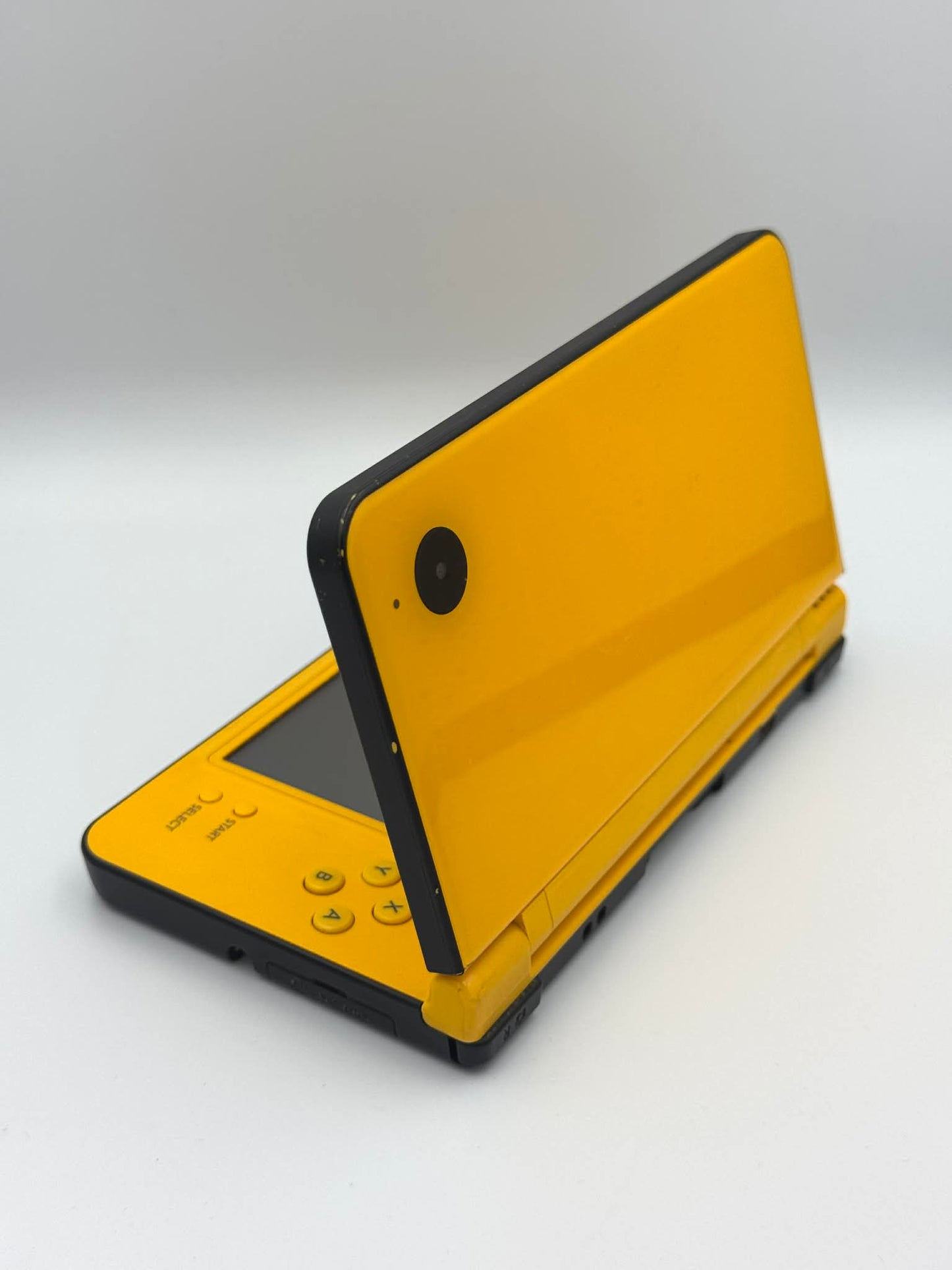 Nintendo DSi LL – Yellow Edition
