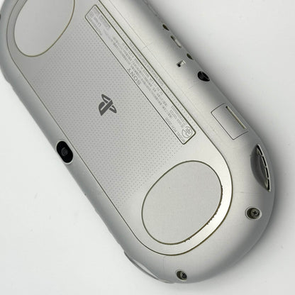PS Vita 2000 – シルバー