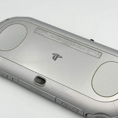 PS Vita 2000 – シルバー