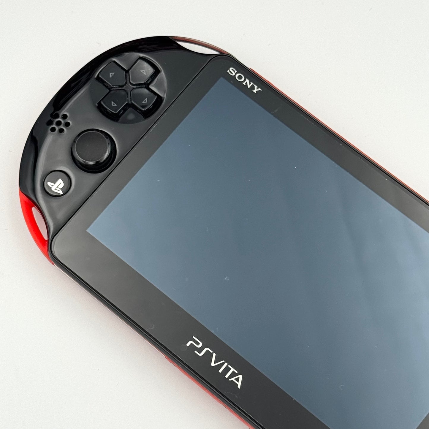 Sony PS Vita 2000 – レッド＆ブラック バリューパック（コンプリート） 