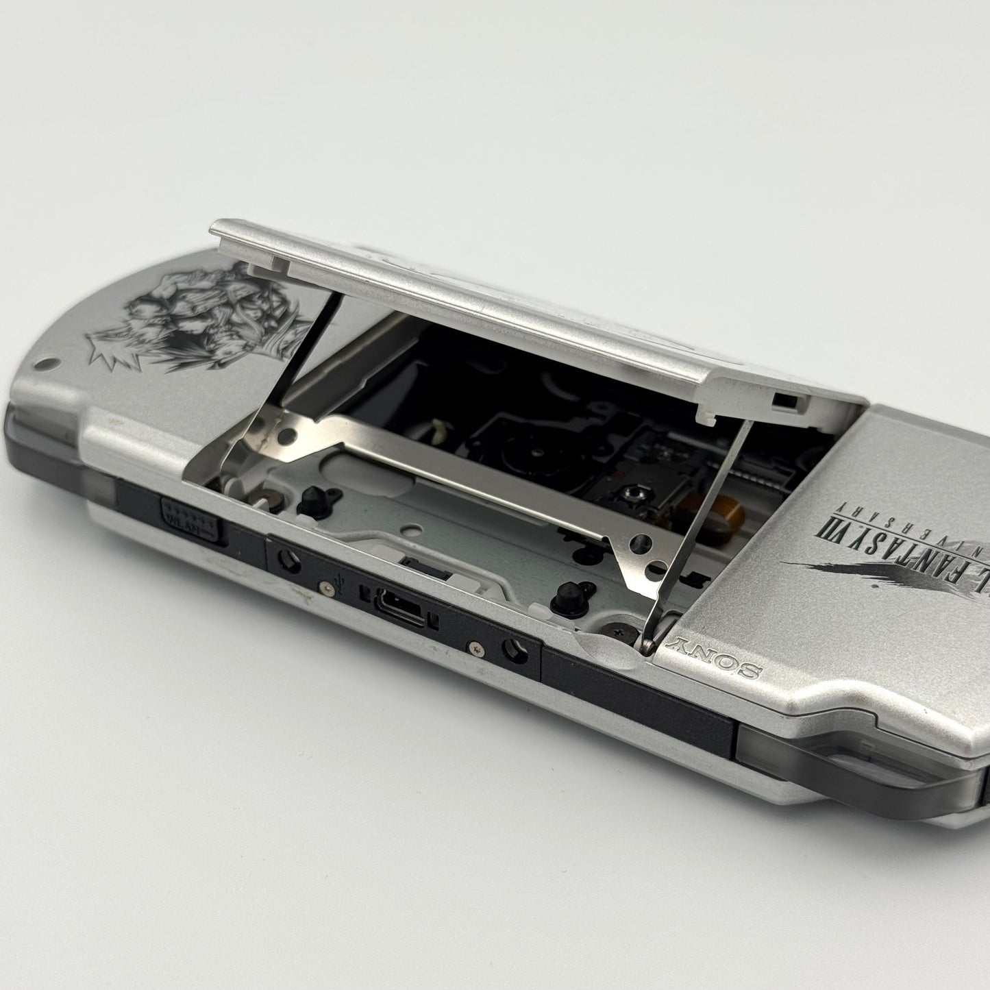 Sony PSP 2000 Final Fantasy VII 10th Anniversary Edition