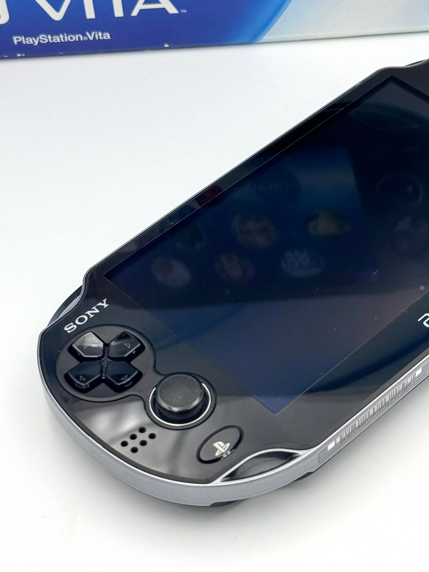 ソニー PS Vita 1000 – ブラック（コンプリートボックス） 