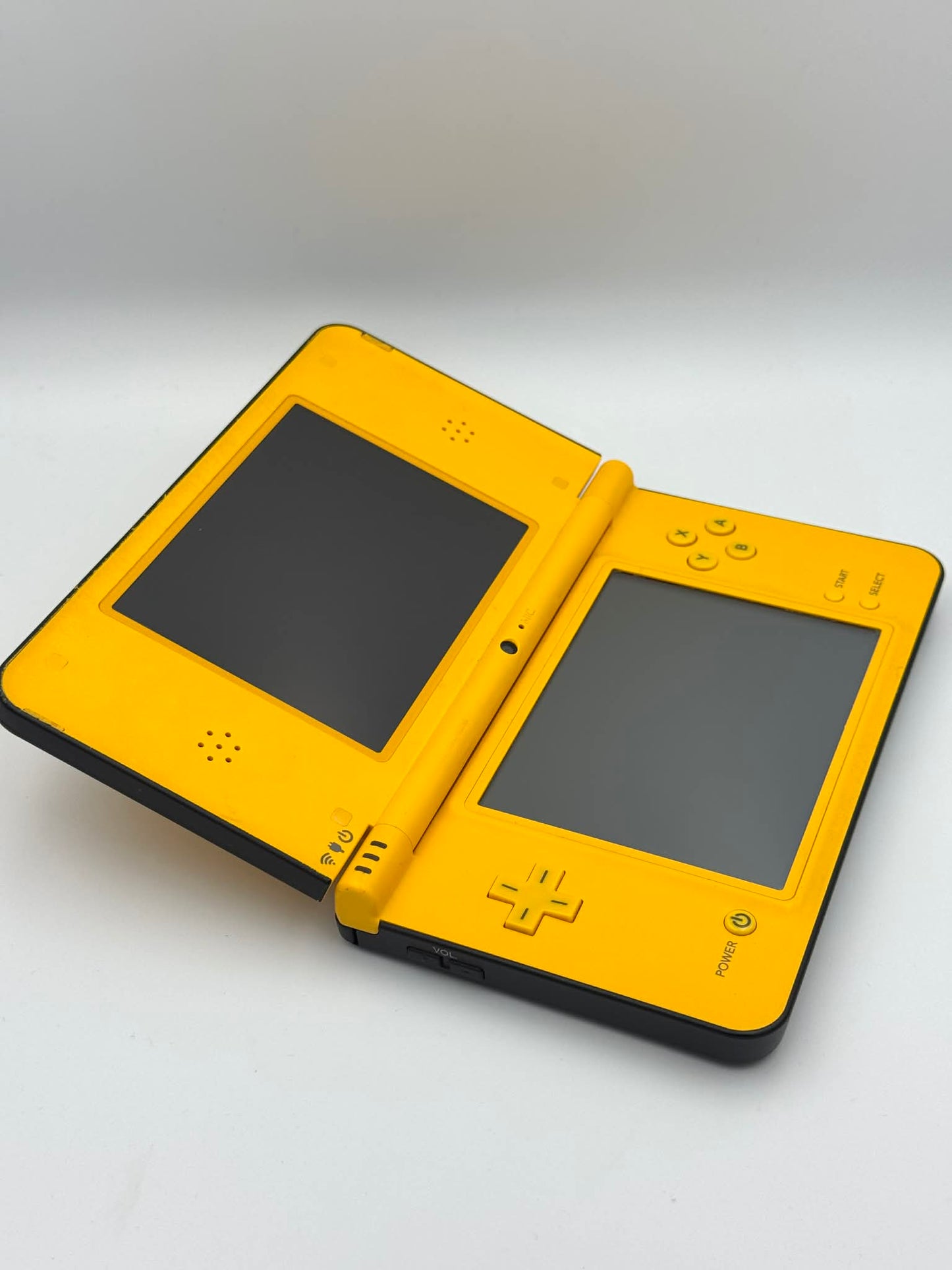 Nintendo DSi LL – Yellow Edition