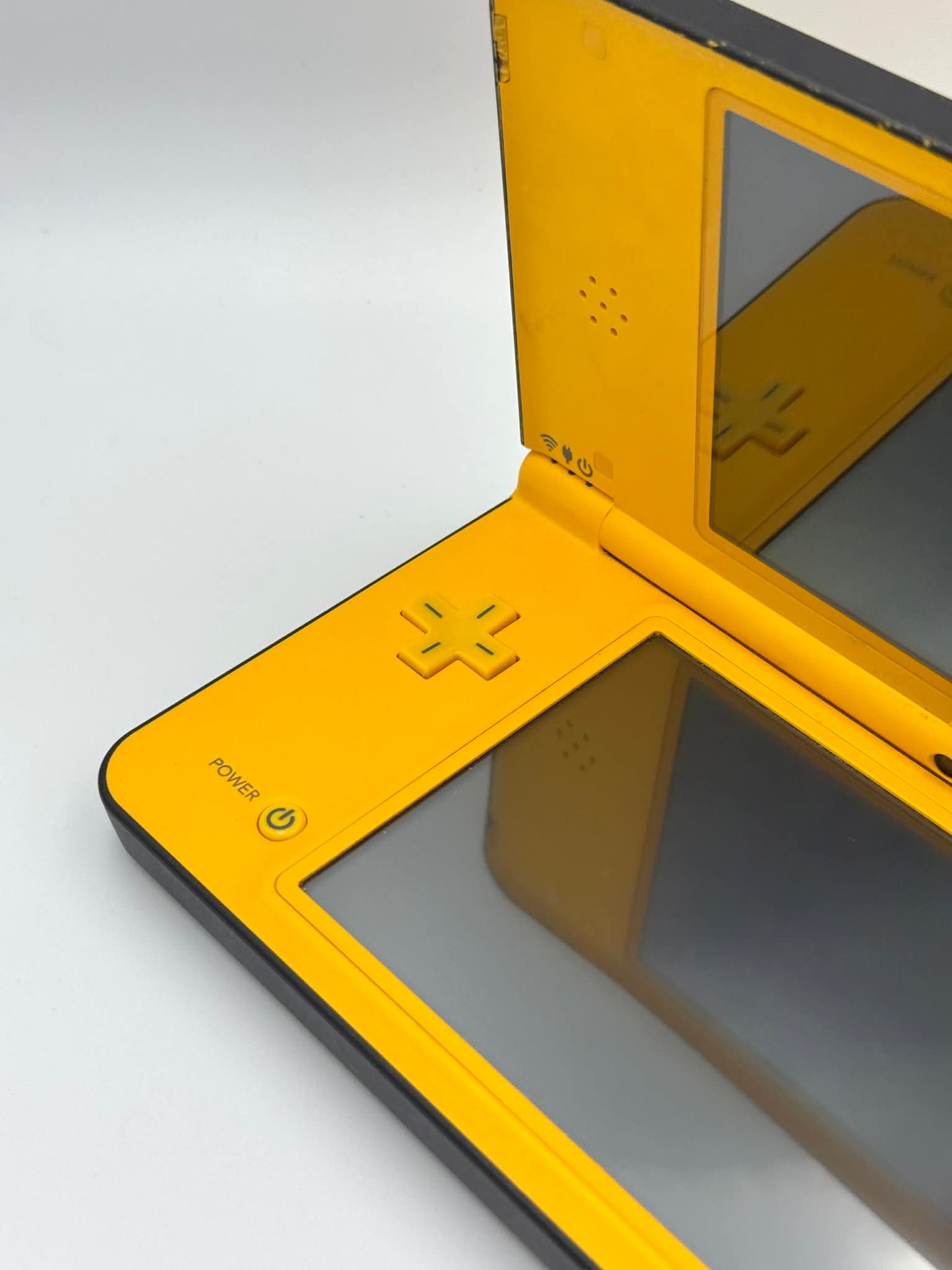 Nintendo DSi LL – Yellow Edition